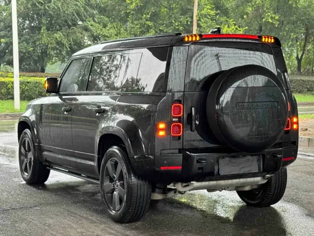 Land Rover Defender — Фото автомобиля 4