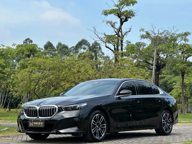 Фотография автомобиля — BMW 5 Series