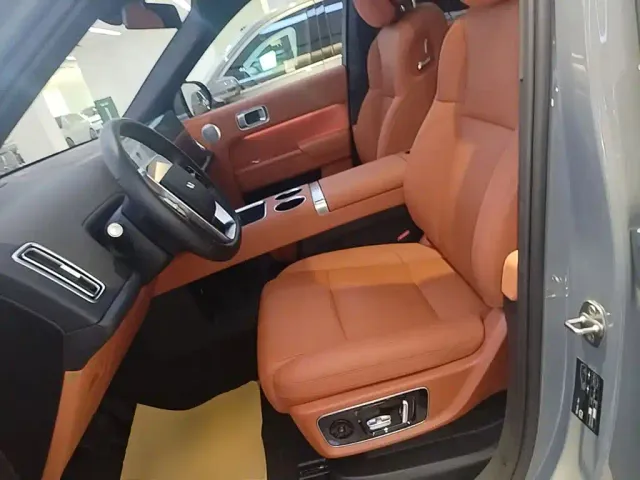 Li Auto L8 — Фото автомобиля 14