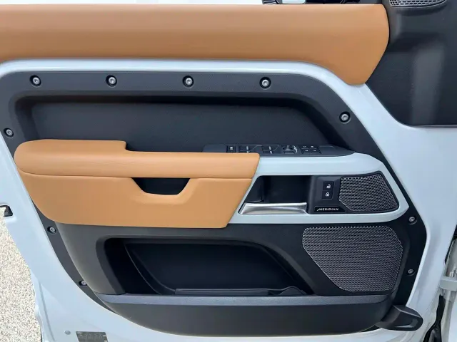 Land Rover Defender — Фото автомобиля 20