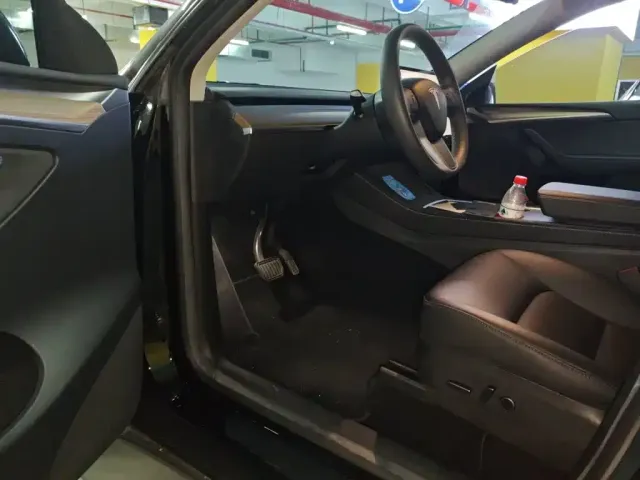 Tesla Model Y — Фото автомобиля 12