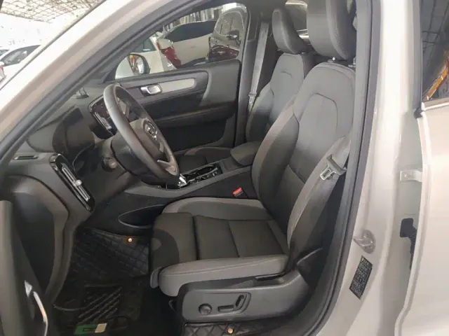 Volvo XC40 — Фото автомобиля 14