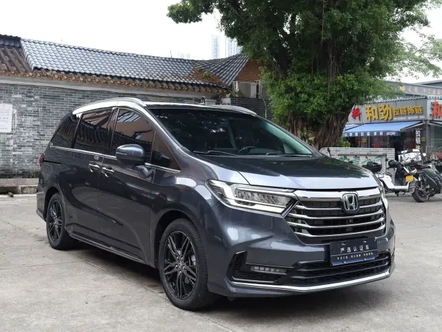 Honda Odyssey 2022 2.0L e:HEV Sharp Supreme Edition — Фото автомобиля 3