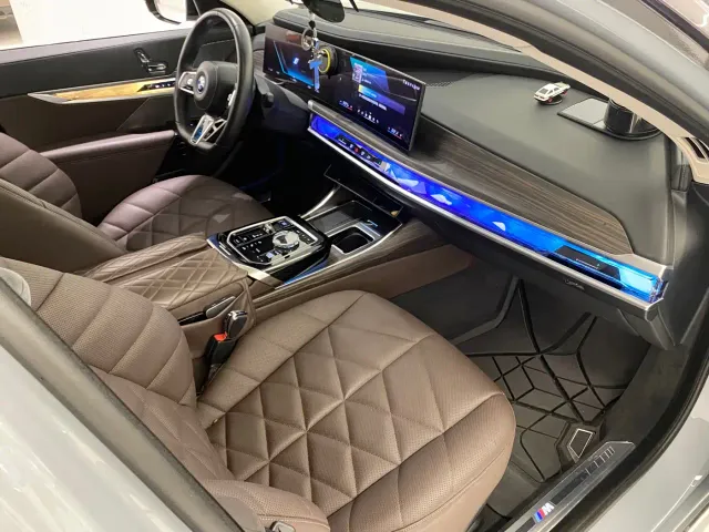 BMW i7 — Фото автомобиля 12