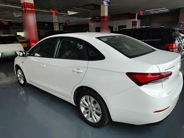 Buick Excelle — Фото автомобиля 4