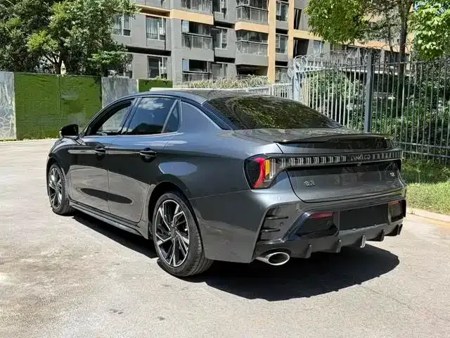 Lynk & Co 03 — Фото автомобиля 4
