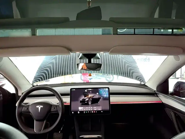Tesla Model Y — Фото автомобиля 17