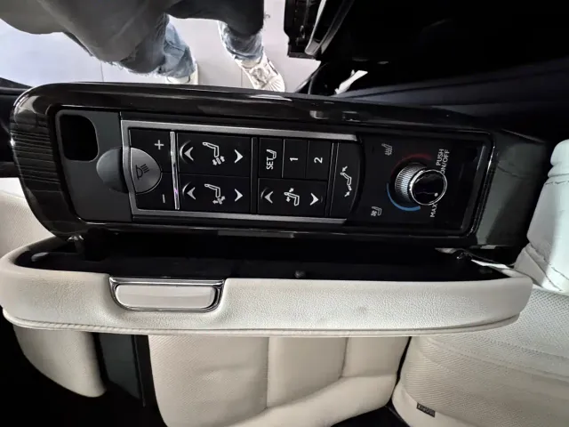 Lexus LM — Фото автомобиля 18