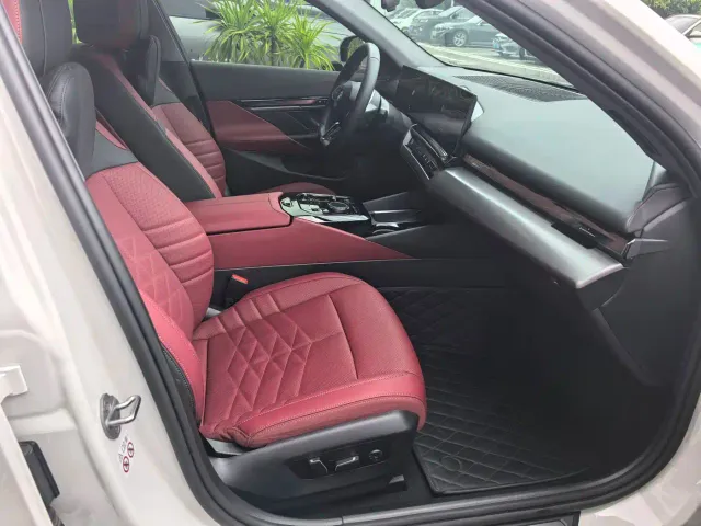 BMW BMW i5 2024 eDrive 35L Premium Model M Sport Package — Фото автомобиля 16