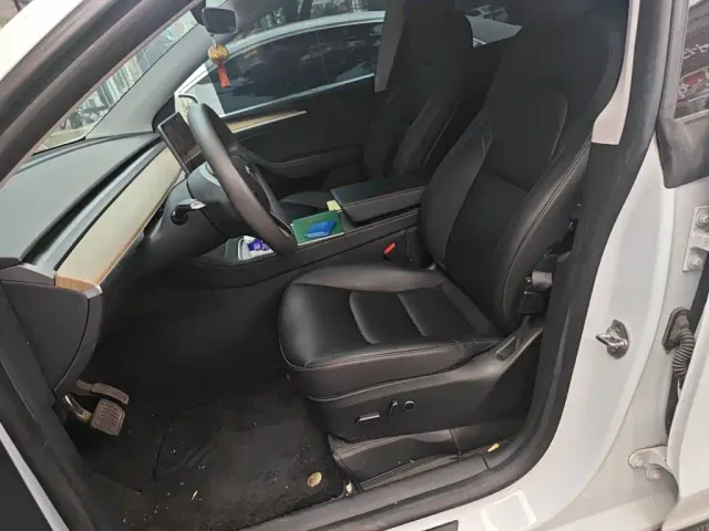 Tesla Model Y — Фото автомобиля 11