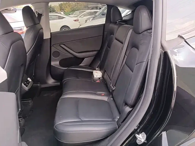 Tesla Model Y — Фото автомобиля 16