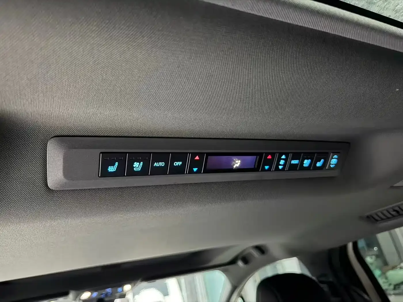 Toyota Granvia 2022 2.5L Hybrid Noble Edition — Фото автомобиля 17