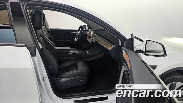 Tesla Model Y — Фото автомобиля 23