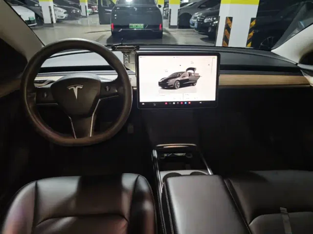 Tesla Model 3 — Фото автомобиля 9