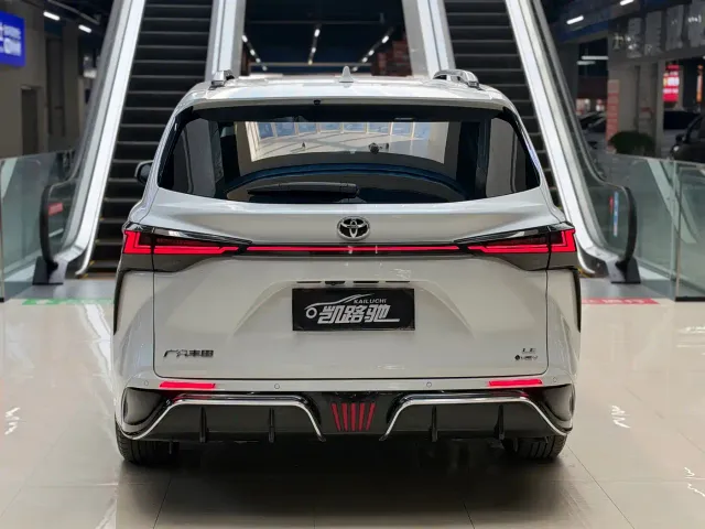 Toyota Sienna — Фото автомобиля 14