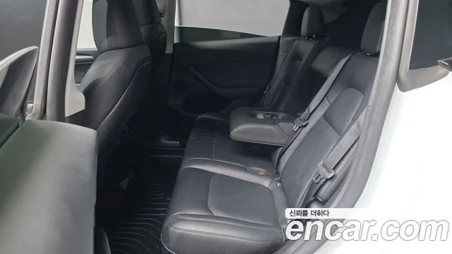 Tesla Model Y — Фото автомобиля 12