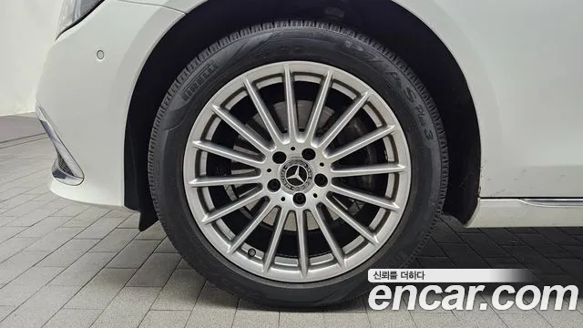 Mercedes-Benz E-Class — Фото автомобиля 5