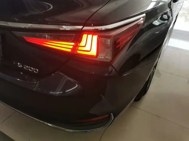 Lexus ES — Фото автомобиля 7