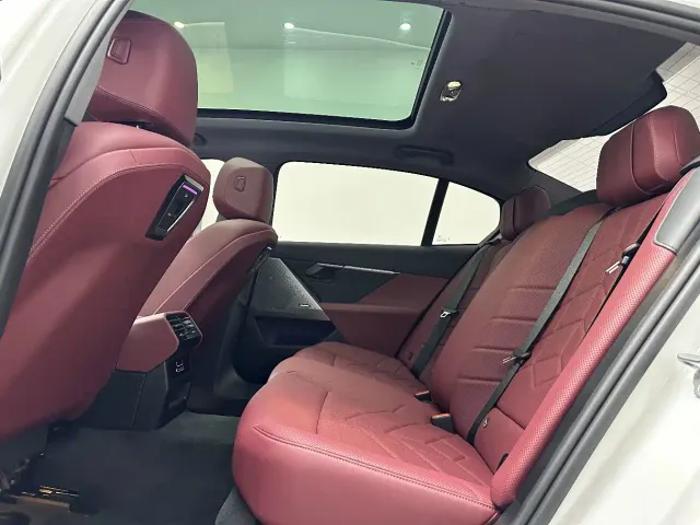 BMW 5 Series — Фото автомобиля 11