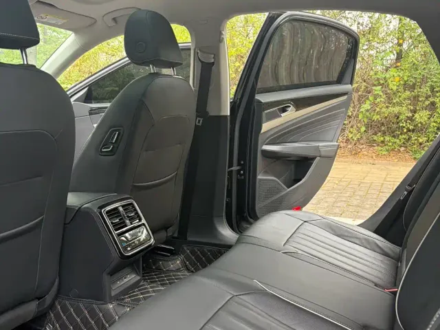 Volkswagen Passat — Фото автомобиля 7