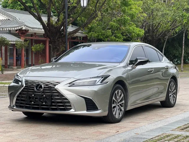 Фотография автомобиля — Lexus ES