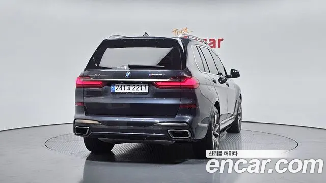 BMW X7 M50i 6 мест — Фото автомобиля 4