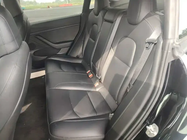 Tesla Model 3 — Фото автомобиля 16