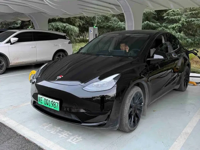 Фотография автомобиля — Tesla Model Y