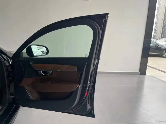 Volvo Volvo S90 2024 B5 Momentum Luxury Edition — Фото автомобиля 29