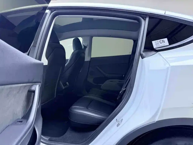 Tesla Model Y — Фото автомобиля 15