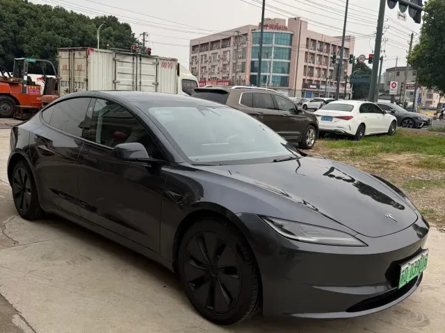 Tesla Model 3 — Фото автомобиля 3