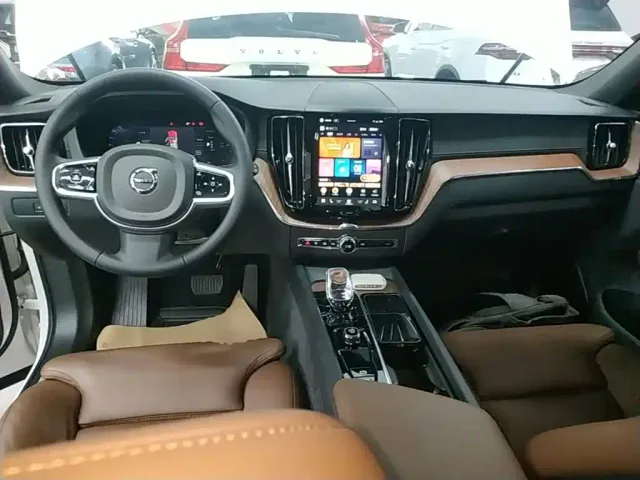 Volvo XC60 — Фото автомобиля 9