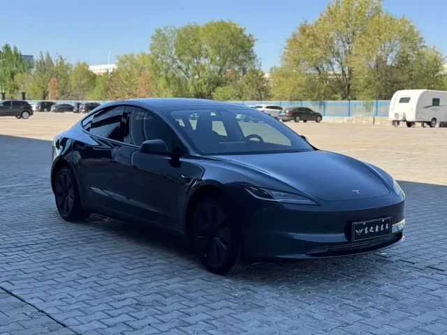 Tesla Model 3 — Фото автомобиля 4
