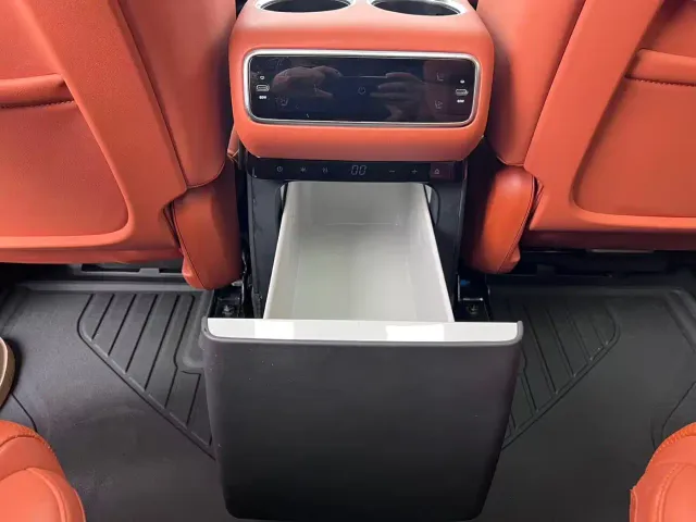 Li Auto L8 — Фото автомобиля 10