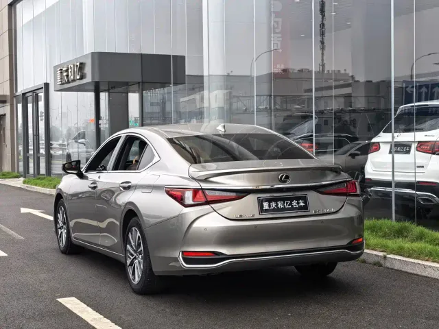 Lexus ES — Фото автомобиля 4
