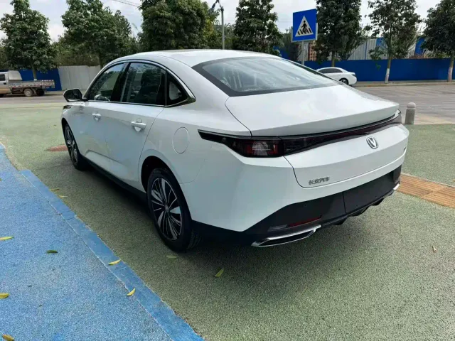 Changan Eado PHEV — Фото автомобиля 6