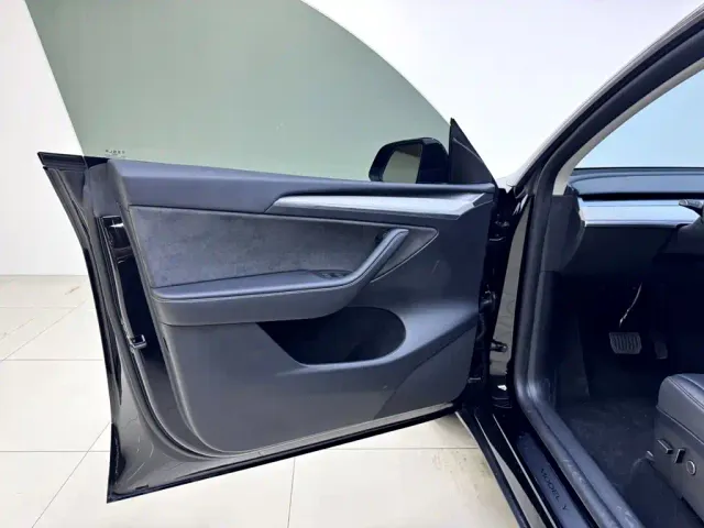 Tesla Model Y — Фото автомобиля 8