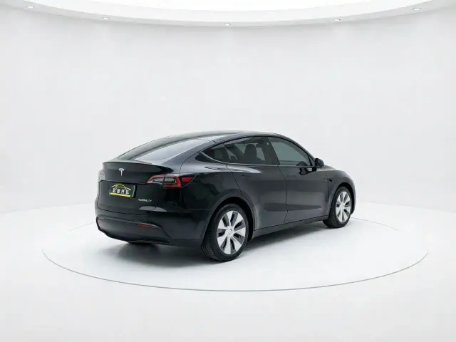 Tesla Model Y — Фото автомобиля 11