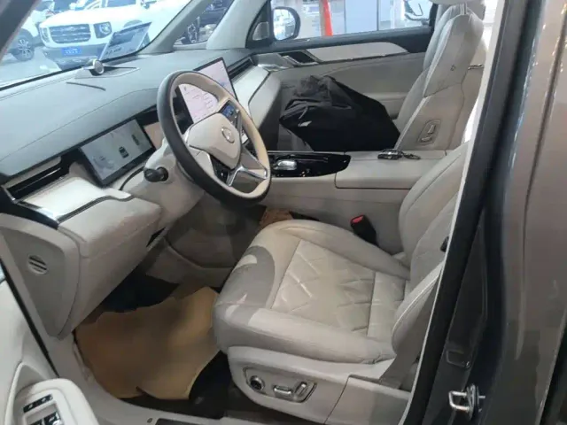 Volvo EM90 — Фото автомобиля 14