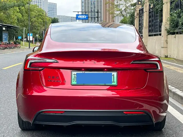 Tesla Model 3 — Фото автомобиля 5