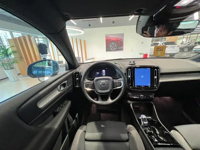 Volvo XC40 — Фото автомобиля 13