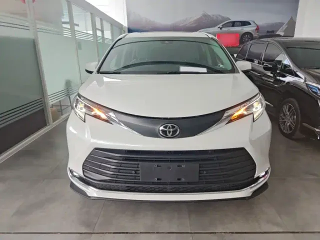 Toyota Sienna — Фото автомобиля 2