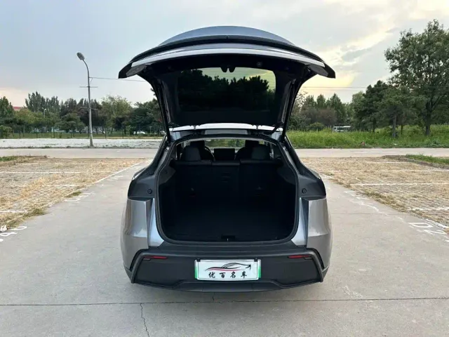Tesla Model Y — Фото автомобиля 8
