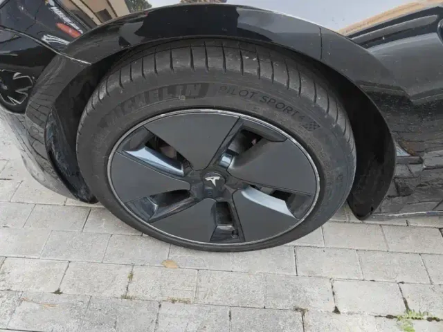 Tesla Model 3 — Фото автомобиля 22