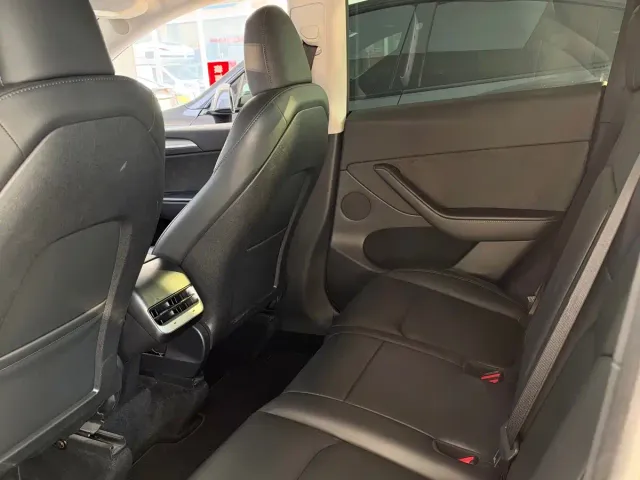 Tesla Model Y — Фото автомобиля 6