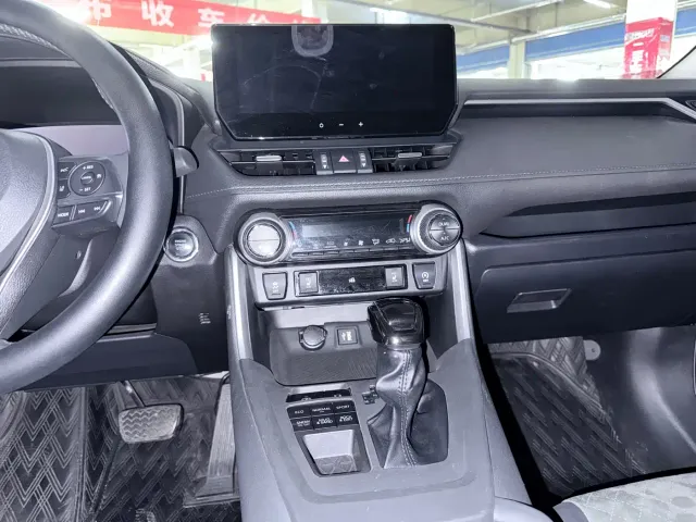 Toyota RAV4 — Фото автомобиля 15