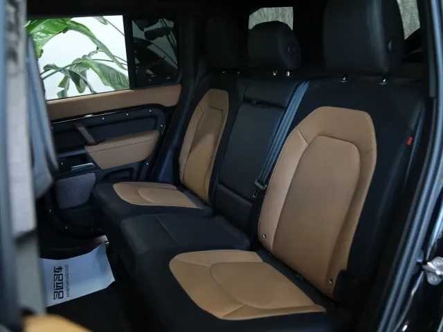 Land Rover Defender — Фото автомобиля 8