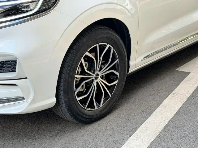 Roewe iMAX8 — Фото автомобиля 7