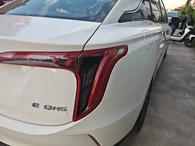 Hongqi E-QM5 — Фото автомобиля 7