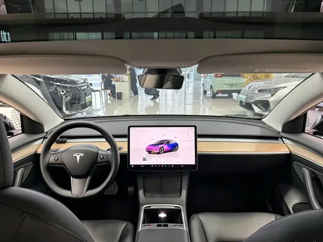 Tesla Model 3 — Фото автомобиля 5
